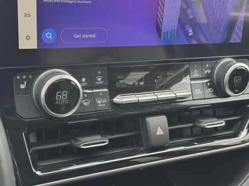 Used 2023 Toyota Highlander XLE AWD/4WD image 5