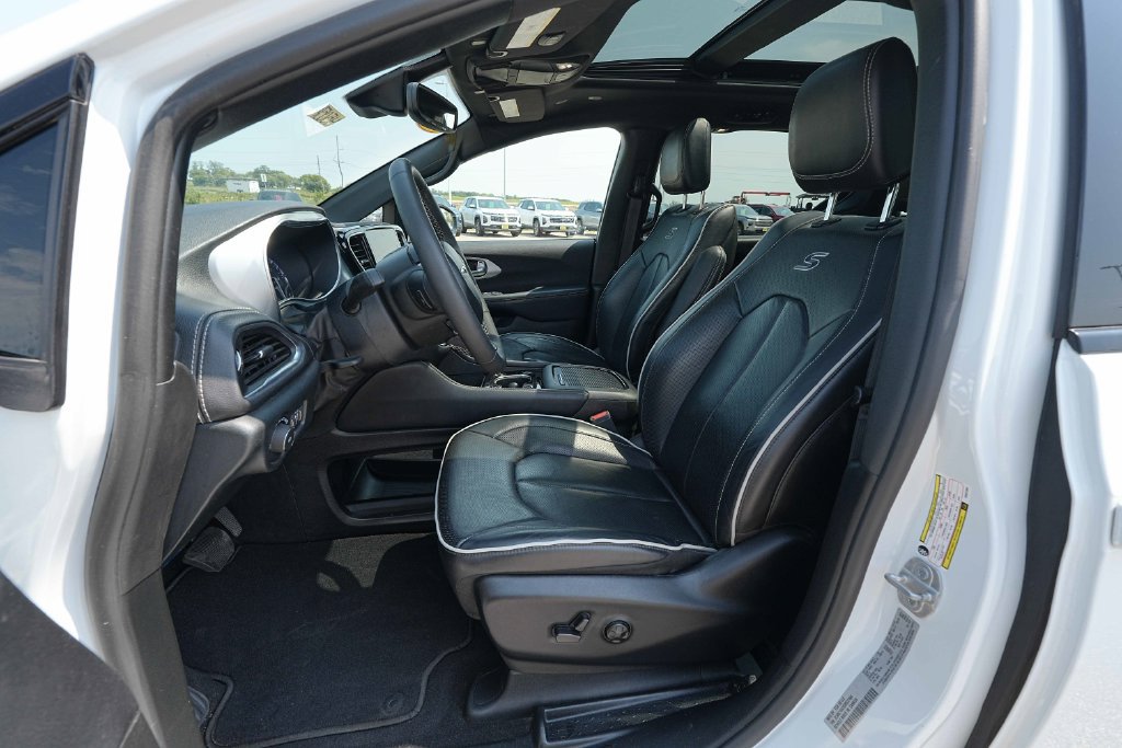 Used 2025 Chrysler Pacifica Limited FWD image 18