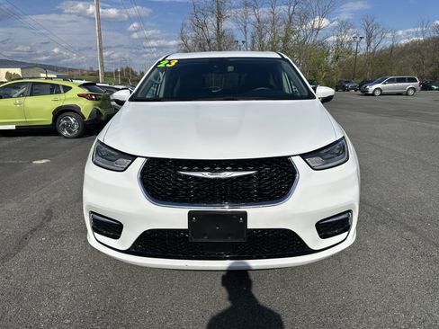 Used 2023 Chrysler Pacifica Touring-L image 9