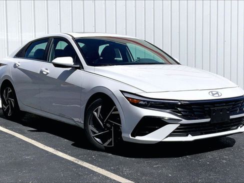 Used 2024 Hyundai Elantra SEL w/ Convenience Package image 2