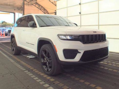 Used 2023 Jeep Grand Cherokee Altitude image 1