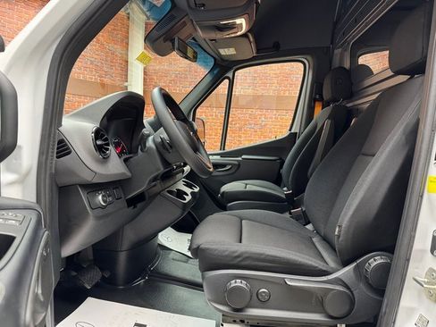 Used 2024 Mercedes-Benz Sprinter 2500 image 20