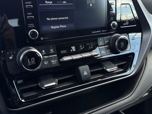 Used 2022 Toyota Highlander XLE AWD/4WD image 21