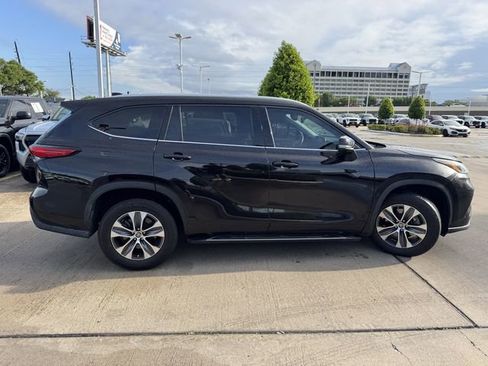 Used 2022 Toyota Highlander XLE FWD image 4
