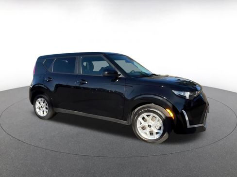 Used 2025 Kia Soul LX w/ LX Technology Package image 2