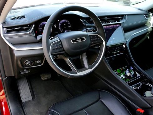 Used 2023 Jeep Grand Cherokee Limited w/ Luxury Tech Group II image 9