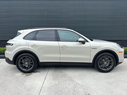 Certified 2025 Porsche Cayenne E-Hybrid AWD/4WD image 10