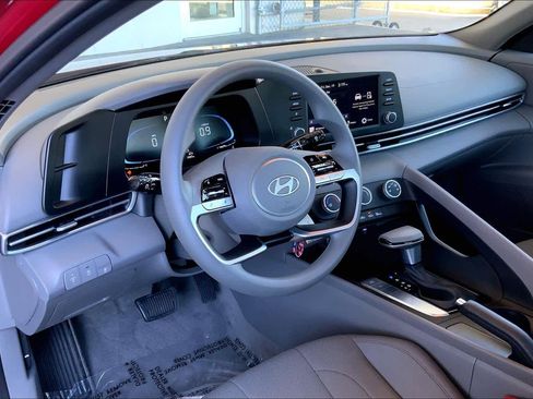 Used 2025 Hyundai Elantra SE image 17