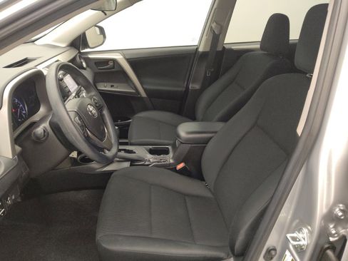 Used 2018 Toyota RAV4 LE FWD image 17