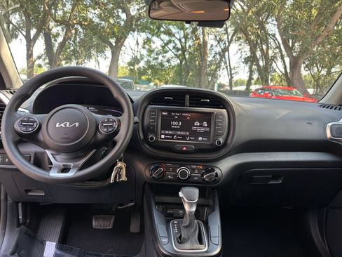 Used 2025 Kia Soul LX w/ LX Technology Package FWD image 30