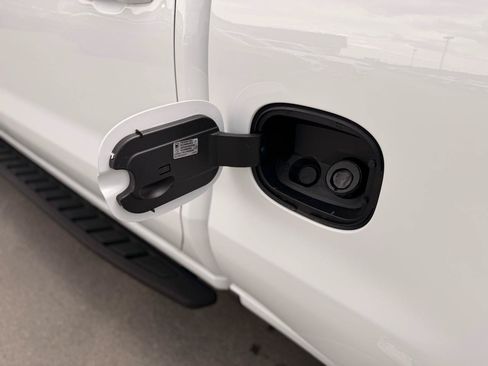 Used 2025 GMC Sierra 1500 AT4 w/ Technology Package AWD/4WD image 18