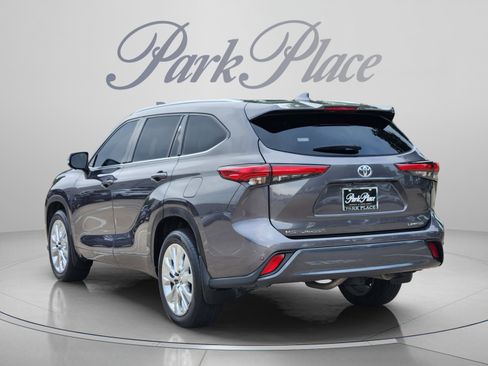 Used 2023 Toyota Highlander Limited FWD image 3