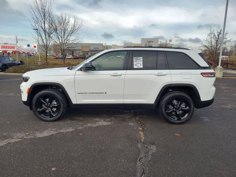 New 2025 Jeep Grand Cherokee Altitude image 11