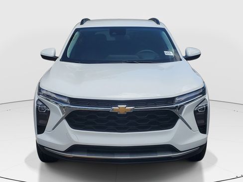 Used 2025 Chevrolet Trax LT FWD image 2