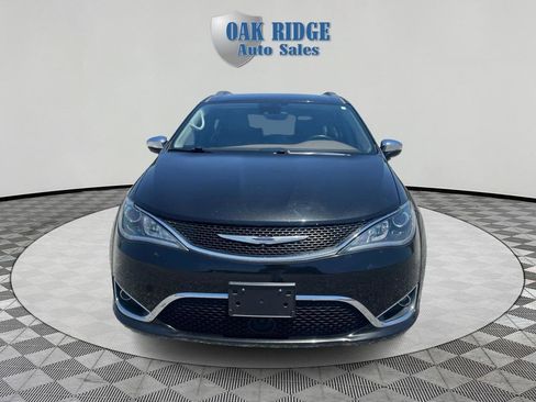 Used 2018 Chrysler Pacifica Limited FWD image 2