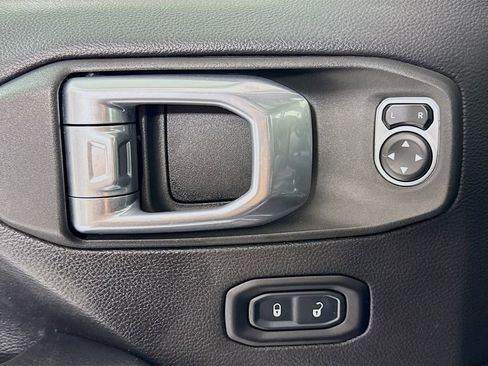 Used 2021 Jeep Wrangler Unlimited Sahara w/ Altitude image 16