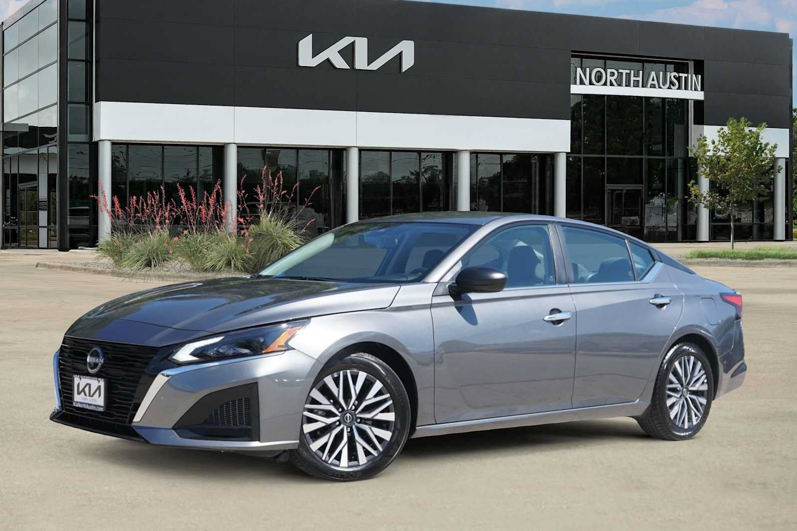 Used 2025 Nissan Altima 2.5 SV FWD image 1