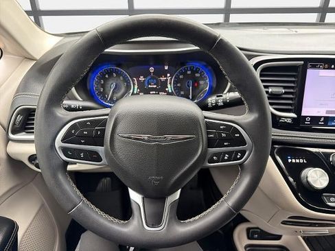 Used 2022 Chrysler Pacifica Touring-L w/ Uconnect Theater Family Group AWD/4WD image 25