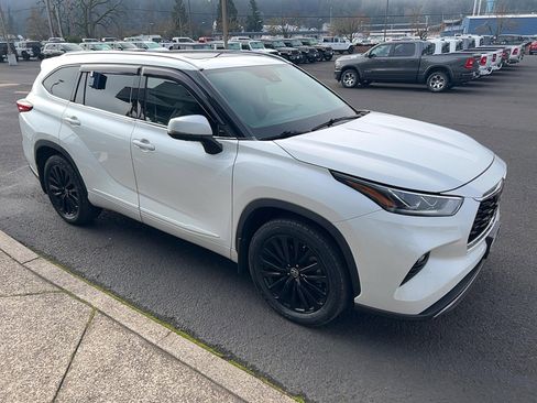Used 2022 Toyota Highlander Platinum image 3