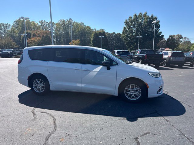 Used 2025 Chrysler Pacifica Select FWD image 5