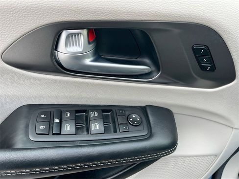 Used 2024 Chrysler Pacifica Select image 18