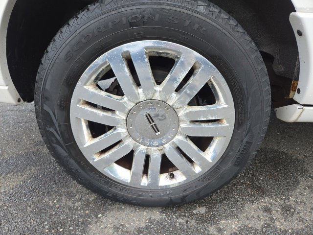 Used 2011 Lincoln Navigator 4WD image 10