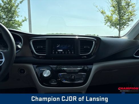 Used 2018 Chrysler Pacifica LX FWD image 3