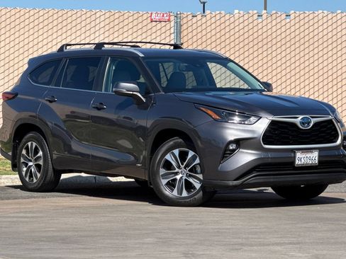Used 2024 Toyota Highlander XLE AWD/4WD image 2