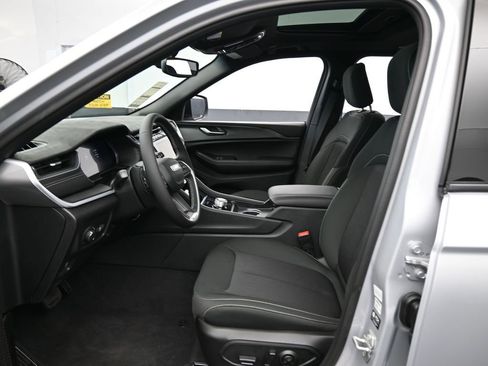 Used 2024 Jeep Grand Cherokee Laredo X image 12