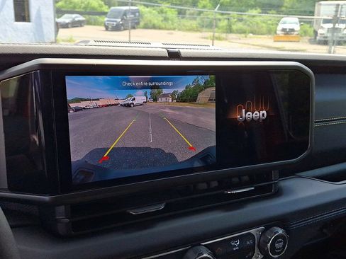 Used 2025 Jeep Gladiator Sport AWD/4WD image 17