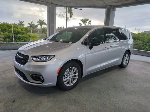 New 2026 Chrysler Pacifica Select image 9
