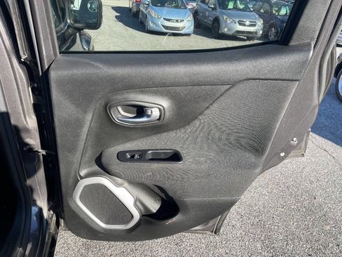 Used 2018 Jeep Renegade Latitude image 30