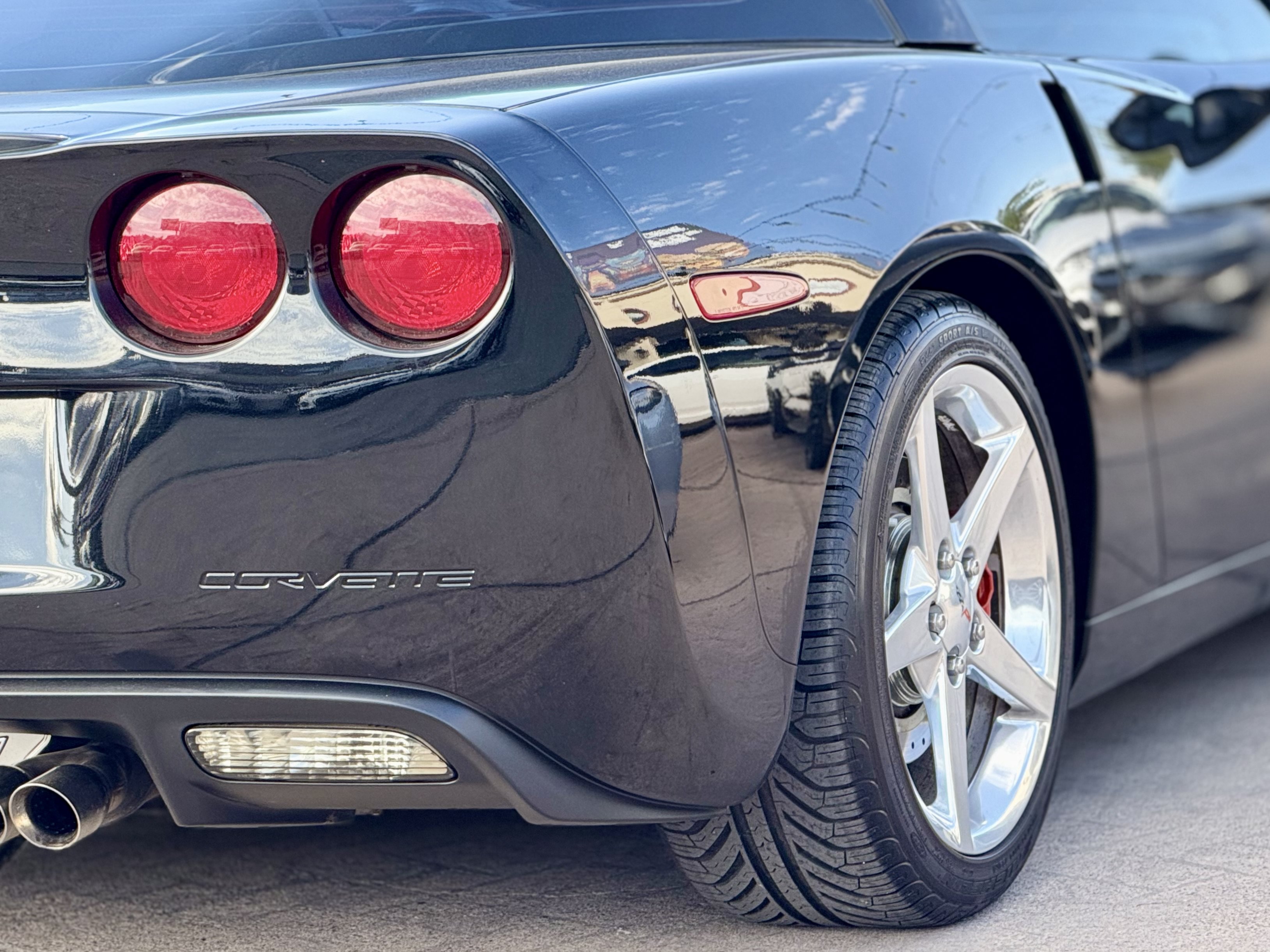 Used 2005 Chevrolet Corvette Coupe w/ Preferred Equipment Group RWD image 34