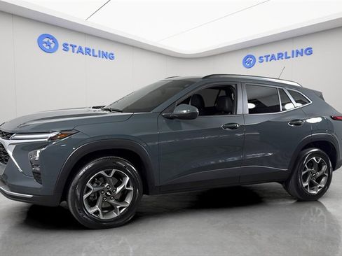 Certified 2025 Chevrolet Trax LT w/ Driver Confidence Package image 2