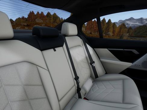 Used 2025 BMW 530i w/ Premium Package image 42