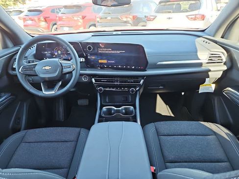 Used 2025 Chevrolet Traverse LT FWD image 20