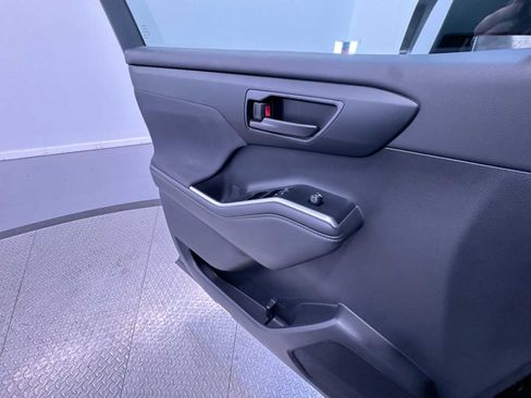 Used 2025 Toyota Highlander LE FWD image 30
