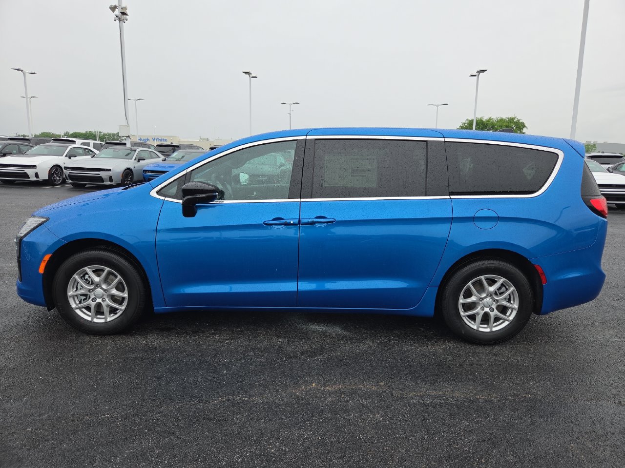 New 2027 Chrysler Pacifica Select w/ Family Tech Group FWD image 4