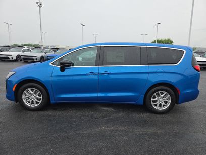 New 2027 Chrysler Pacifica Select w/ Family Tech Group