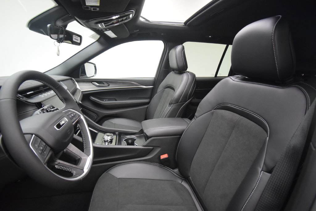New 2027 Jeep Grand Cherokee Altitude AWD/4WD image 34