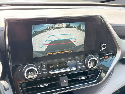 Used 2024 Toyota Highlander XLE FWD image 24