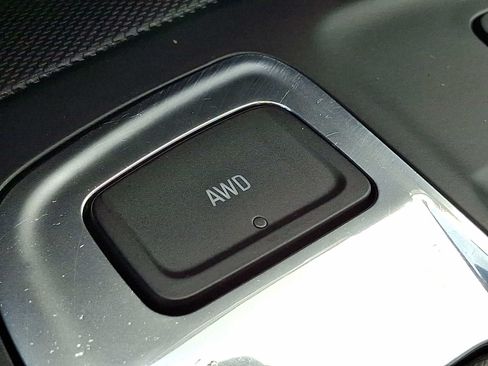 Used 2023 Chevrolet Equinox LT AWD/4WD image 25