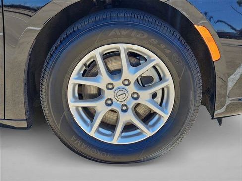 Used 2025 Chrysler Pacifica Select image 22