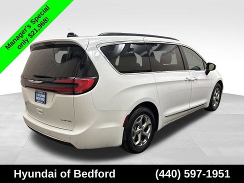 Used 2023 Chrysler Pacifica Limited FWD image 5