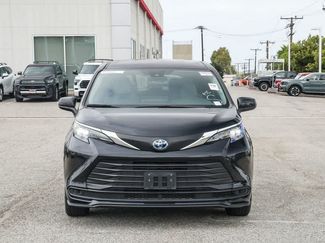 Used 2025 Toyota Sienna LE FWD video 2