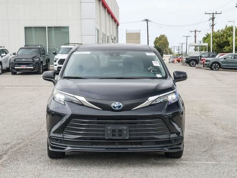 Used 2025 Toyota Sienna LE FWD image 2
