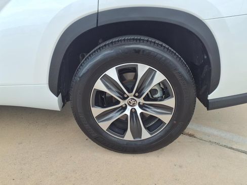 Certified 2025 Toyota Highlander XLE FWD image 9