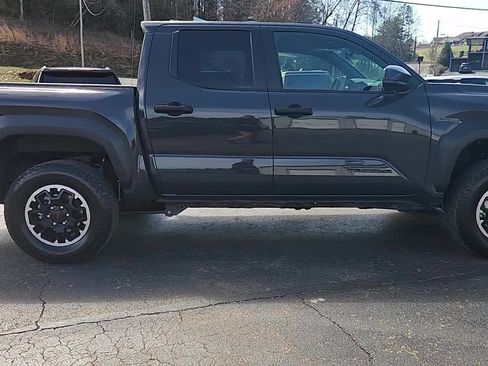 Used 2025 Toyota Tacoma TRD Off-Road image 8