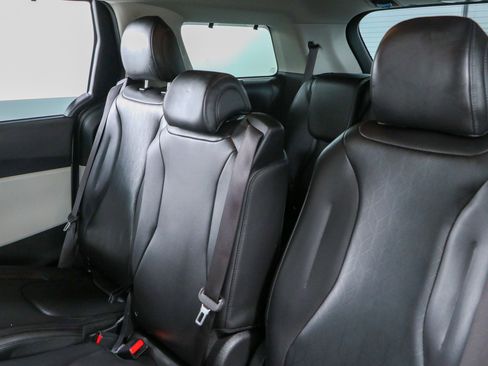 Used 2024 Kia Carnival EX FWD image 24