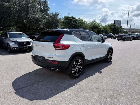 Used 2019 Volvo XC40 T4 R-Design FWD image 6